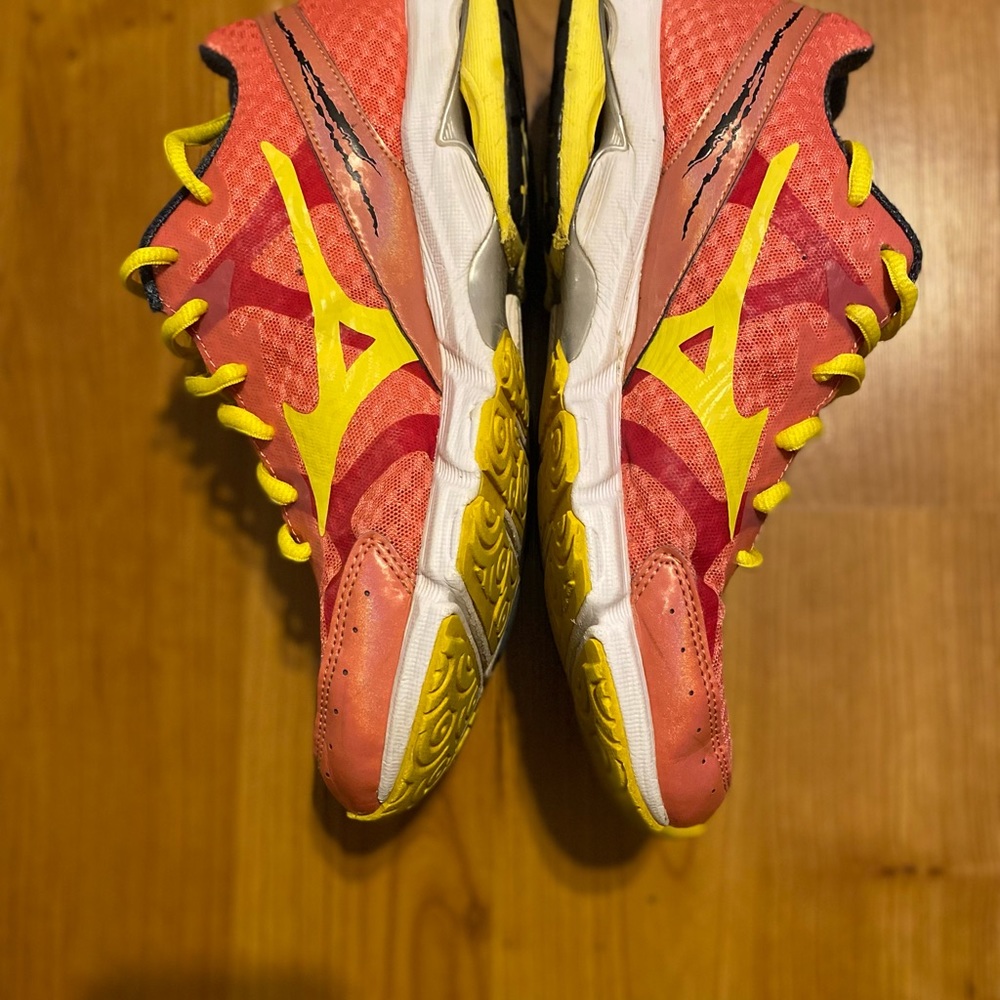 Mizuno Wave Riders - Picture 2 of 4